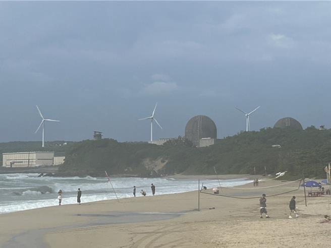 垦丁沙滩「阳伞之乱」持续延烧，垦管处5日邀集南湾、白砂、船帆石的业者开会讨论解决方案。（谢佳潾摄）