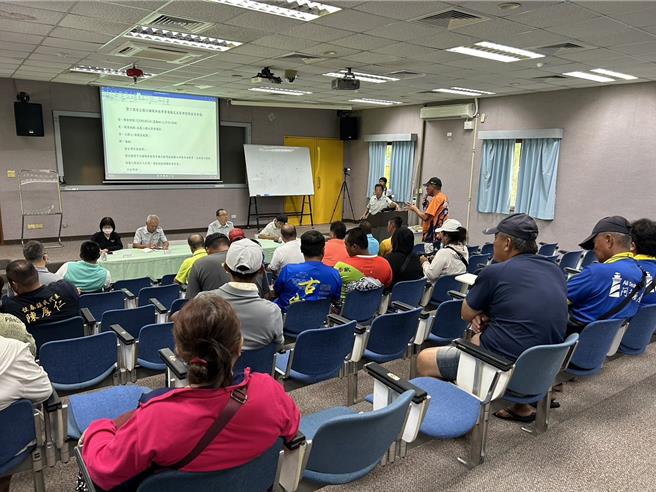 垦丁沙滩「阳伞之乱」持续延烧，垦管处5日邀集南湾、白砂、船帆石的业者开会讨论解决方案。（谢佳潾摄）