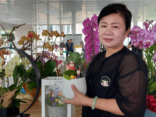 盆栽花卉廣獲大眾青睞，是中秋佳節送禮的另一種選擇。（陳淑娥攝）