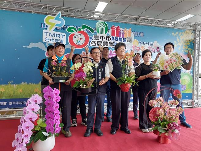 台中市政府農業局與台中市花卉批發市場5日聯手辦理「賞花賞月賞秋香」行銷活動，推出一系列中秋花卉盆栽。（陳淑娥攝）