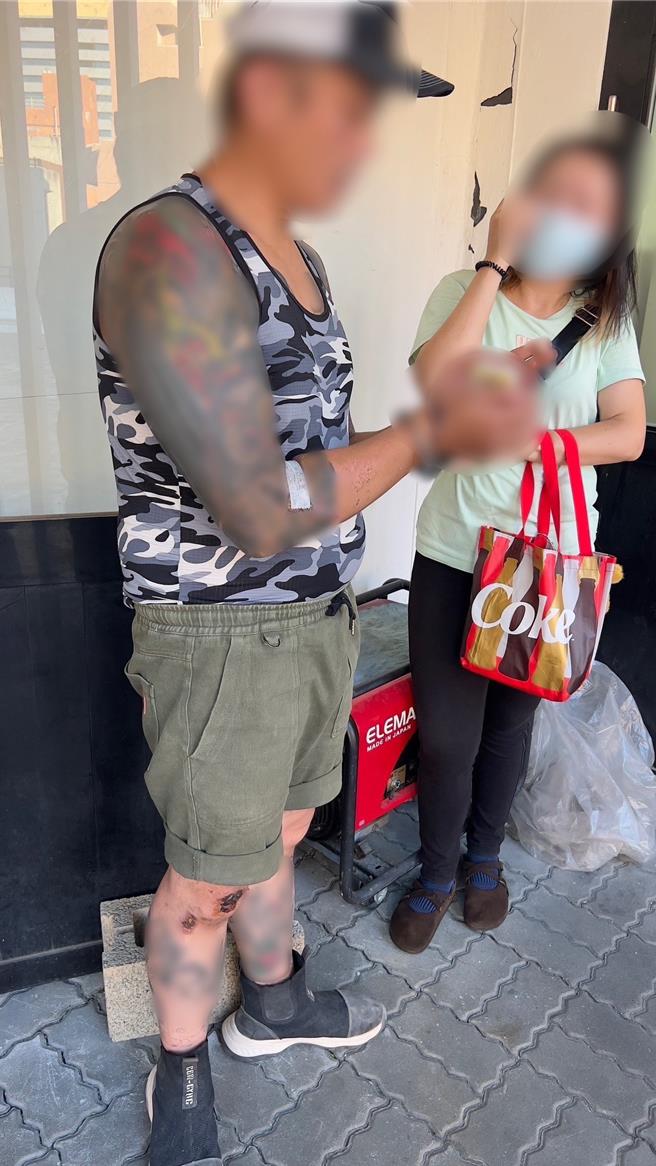 渾身刺青的44歲王姓男子日前將機車違停在板橋南雅南路二段行人穿越道上，警方見他精神恍惚且全身多處挫傷，好意上前關切。（新北保大提供）