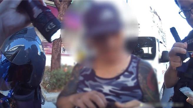 王男因藏毒心虛，主動將毒品交付給警員，警詢後依法送辦。（新北保大提供）