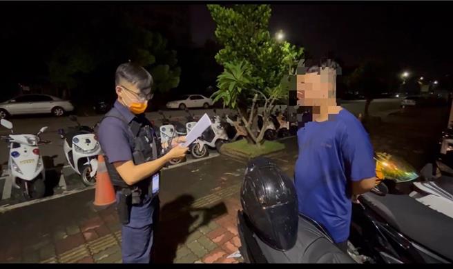 台中7名男子半夜分別騎乘炸街車穿梭街頭，還拿黑色口罩遮擋車牌，嚴重擾民。（警方提供）