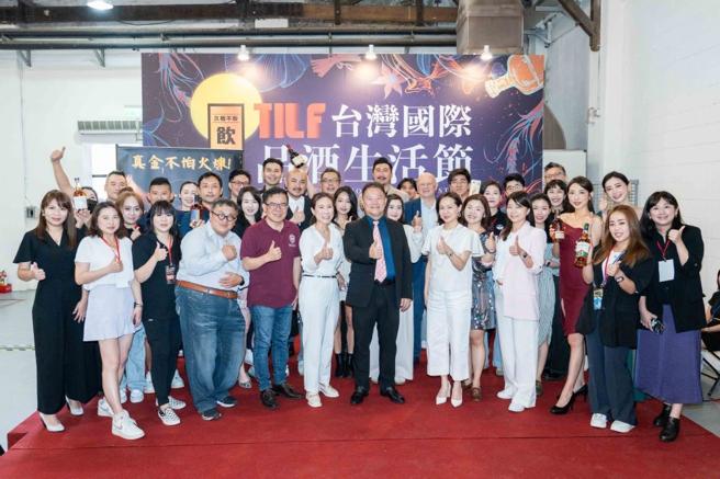金威獎昨天在松菸舉辦頒獎典禮，  各大威士忌品牌代表齊聚慶賀。（石智中攝）