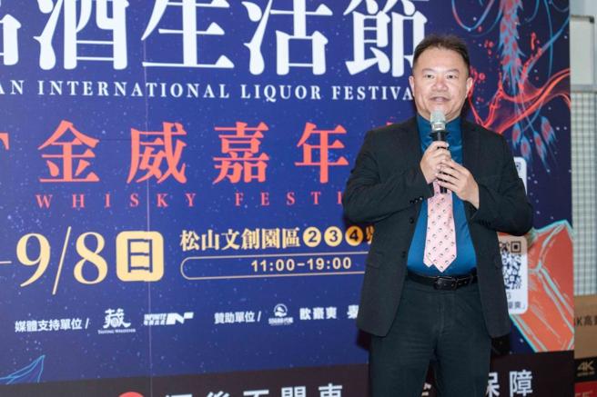 中國時報副社長王儒哲祝賀獲得金威獎的威士忌品牌，公威獎評審過程公正公開，獲獎是實至名歸。（石智中攝）