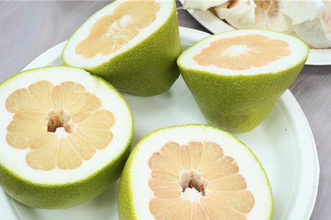 柯家果園位於避風的山坡地，土壤富含豐富養分的大屯火山泥，加上今年陽光充足，幫助糖分累積，提高果實甜度。（高鈞麟攝）