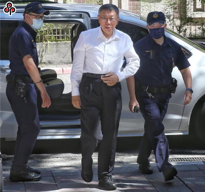 5日柯文哲至台北地院重開羈押庭。（王英豪攝）