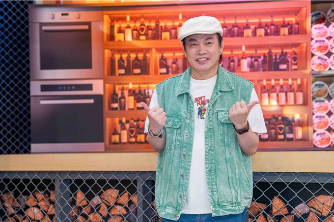 康康登上《11點熱吵店》分享個人經歷。（TVBS提供）