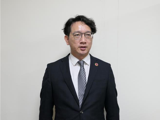 云林县虎尾镇4日发生吊车吊篮从8公尺高掉落意外，造成3名铁工死亡，5日云林地检署主任检察官朱启仁（见图）表示应有人为疏失，将朝过失致死方向侦办。（张朝欣摄）