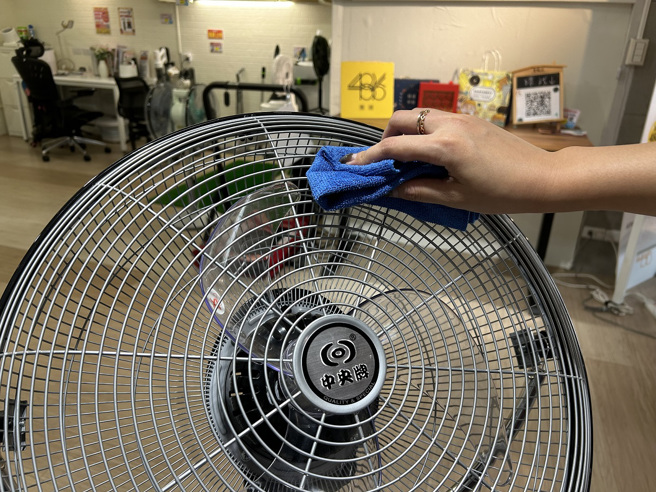 避免使用過濕的抹布擦拭風扇等電器。（圖／486團購）
