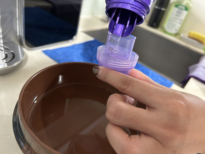 家事達人486先生透露可在1公升溫水中加入1匙衣物柔軟精，再用以擦拭風扇減少灰塵沾附。486團購提供