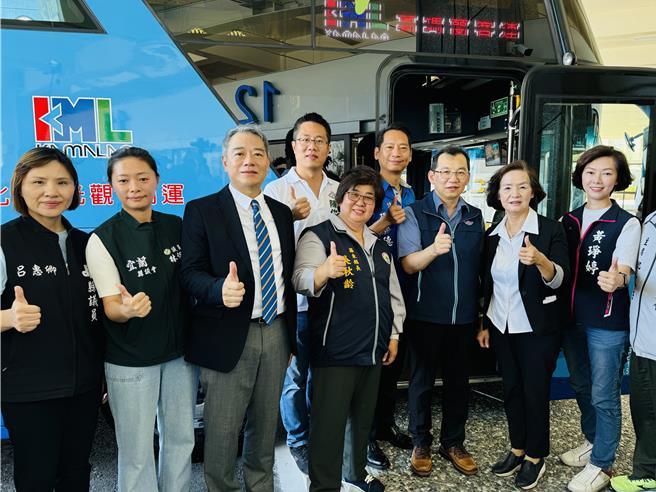 斥资10.63亿元的罗东转运站5日由宜兰县长林姿妙（右三）主持开幕典礼，明日起国道客运、市区公车各路线将于新转运站停靠，汽机车停车场及计程车搭乘处等相关服务设施改至新站，站内各项旅客餐饮服务厂商将陆续进驻。（吴佩蓉摄）