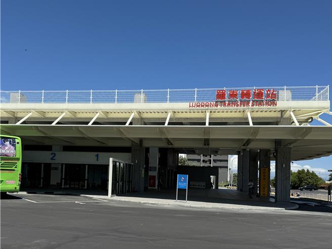 2024年9月5日宜兰县／斥资10.63亿元的罗东转运站5日举办开幕典礼，明日起国道客运、市区公车各路线将于新转运站停靠，汽机车停车场及计程车搭乘处等相关服务设施改至新站，站内各项旅客餐饮服务厂商将陆续进驻。（吴佩蓉摄）