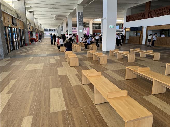 民眾候车空间宽敞舒适。（吴佩蓉摄）