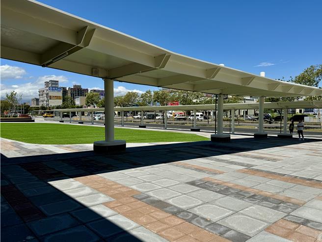 民眾可沿风雨廊道经临时转运站的廊道再到火车站，虽经过路口难免日晒雨淋，但已是目前较折衷的做法。（吴佩蓉摄）