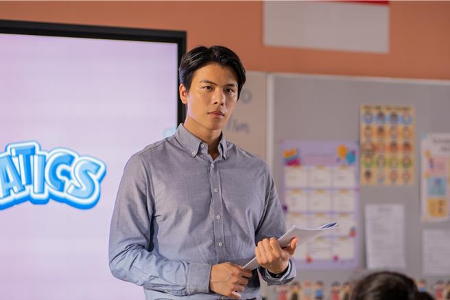 容启航在片中饰演年轻帅气的数学老师。（华映娱乐提供）