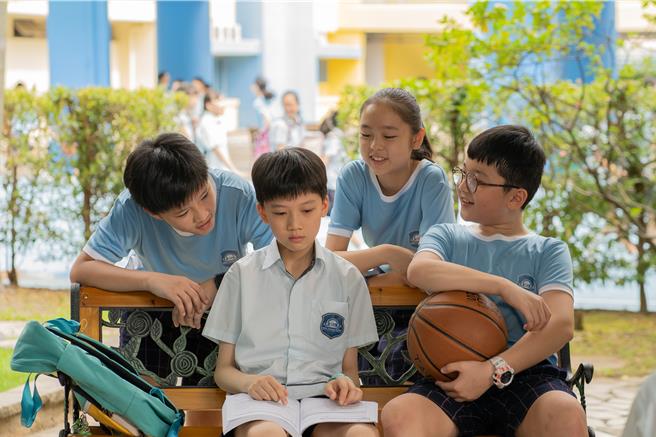 片中童星江松恒（左起）、周俞辰、吴委恩、黄智扬经全球海选脱颖而出。（华映娱乐提供）