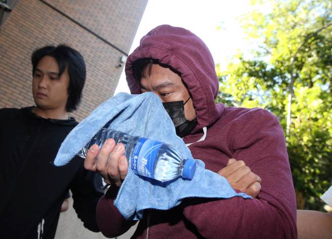 台北地檢署4日指揮中山分局兵分6路搜索湯男等5人住居所及陳姓律師的事務所，並約談陳男等4名被告到案說明，全案朝加重詐欺、組織犯罪條例、洩密等罪嫌方向偵辦。圖為5日涉案律師陳克譽移送北院。（王英豪攝）