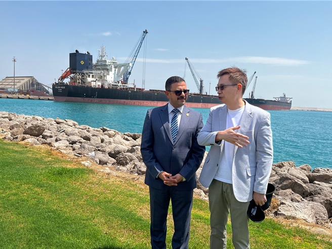 貿協董事長黃志芳(右)帶領團員前往SCZONE港區實地參訪並討論未來潛在合作方向。(貿協提供)