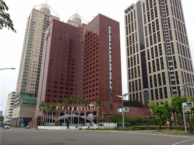 高雄國賓危老重建案容積率1142％，引發議論，今（5）日召開環評審查委員會，但環評委員對於未來交通影響、地下室開挖等項目仍有意見，最終審查沒有過關。（任義宇攝）