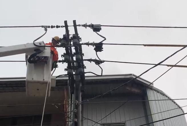 突如其來大雷雨造成台南東區、仁德區下午一度停電，線路設備故障，目前已全數搶修復電。（台電台南區處提供／曹婷婷台南傳真）