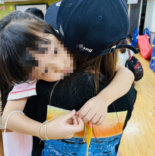 貝童彤女兒罹患腸病毒後，出現眼睛紅、肚子痛、疲倦及沒食慾等症狀。（圖／貝童彤 （彤彤姐姐）臉書）