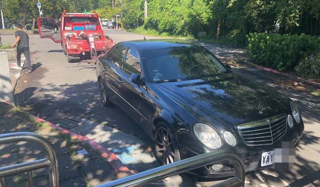 警方当天在南港军人公墓周边进行红线违停取缔，查验车籍时却发现系统中查无该车牌号码，经进一步仔细检查，车牌的材质和印刷明显与合法车牌不符，怀疑为偽造。（图警方提供／简铭柱翻摄）