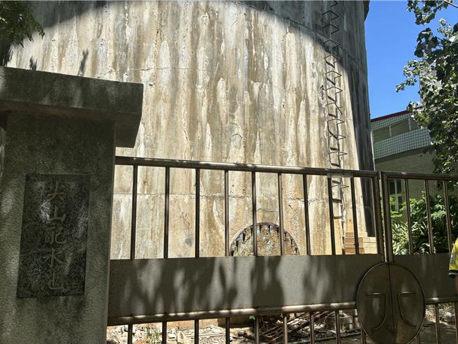 桃园市大园国小内的尖山配水池，为1970年代建设厅公共工程局设计的水塔，是桃园推动自来水民生设施重要见证，桃园市政府文化局2018年登录为歷史建筑，目前尖山配水池钢筋裸露，校内师生恐有安全疑虑。文化局表示，将办理规画设计与修復再利用工程。（廖姮玥摄）