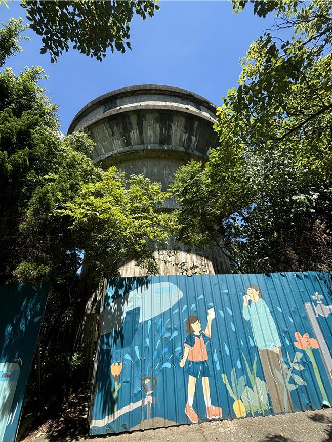 桃园市大园国小内的尖山配水池，为1970年代建设厅公共工程局设计的水塔，是桃园推动自来水民生设施重要见证，桃园市政府文化局2018年登录为歷史建筑，目前尖山配水池钢筋裸露，校内师生恐有安全疑虑。文化局表示，将办理规画设计与修復再利用工程。（廖姮玥摄）