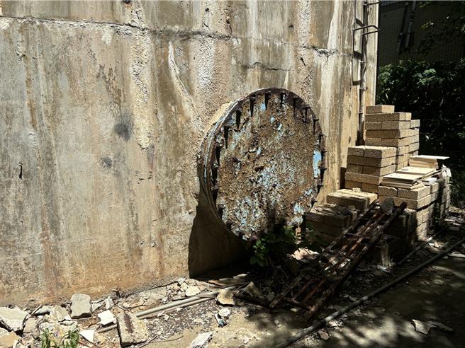 桃园市大园国小内的尖山配水池，为1970年代建设厅公共工程局设计的水塔，是桃园推动自来水民生设施重要见证，桃园市政府文化局2018年登录为歷史建筑，目前尖山配水池钢筋裸露，校内师生恐有安全疑虑。文化局表示，将办理规画设计与修復再利用工程。（廖姮玥摄）