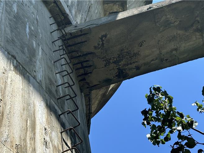 桃园市大园国小内的尖山配水池，为1970年代建设厅公共工程局设计的水塔，是桃园推动自来水民生设施重要见证，桃园市政府文化局2018年登录为歷史建筑，目前尖山配水池钢筋裸露，校内师生恐有安全疑虑。文化局表示，将办理规画设计与修復再利用工程。（廖姮玥摄）