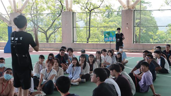 高师大办千人新生共识营，生动活泼的闯关活动带给同学难忘的体验。（画面翻摄／纪爰高雄传真）