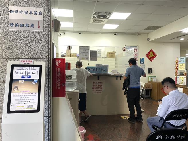 有民眾7月在網路發文，指在新竹經常遇到1輛孫姓男子駕駛「恐怖計程車」，專載年輕嫩妹、繞路，甚至不放人下車等，近日又被發現該駕駛重新上路，引發恐慌。桃園市交通警察大隊表示，將行文各職業公會及車行促其審慎考量孫男靠行續營業一事，避免影響車行信譽，衍生連帶法律責任。（警方提供）