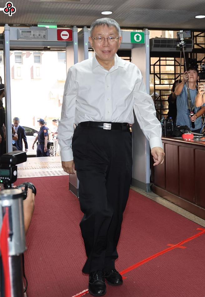 针对京华城案，台北地方法院重开羁押庭，民眾党主席柯文哲5日上午步入北院后神情转为凝肃。（姚志平摄）