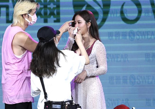 周晓涵一时感伤当眾落泪，化妆师赶紧帮忙补妆。（陈俊吉摄）