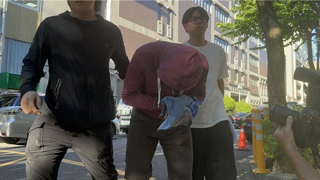 陳克譽移送複訊，有記者問他你缺錢嗎？另有記者問他是不是有什麼誤會、要不要說明解釋一下，他手上拿一瓶礦泉水，被上銬，用藍色帽巾遮臉，全程均不發一語。（圖賴佩璇攝）