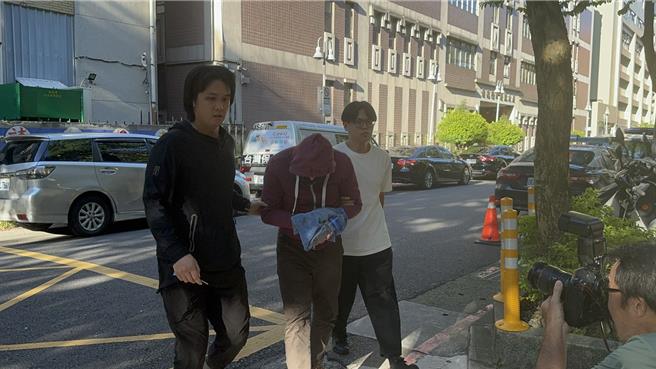 陳克譽移送複訊，有記者問他你缺錢嗎？另有記者問他是不是有什麼誤會、要不要說明解釋一下，他手上拿一瓶礦泉水，被上銬，用藍色帽巾遮臉，全程均不發一語。（圖賴佩璇攝）