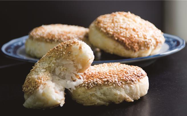 「巨无霸萝卜丝酥饼」口感外酥内软，萝卜丝酥饼外皮层层酥脆又带着芝麻香味，内馅是满满厚实的萝卜丝。（点水楼提供／吴娮翎台北传真）