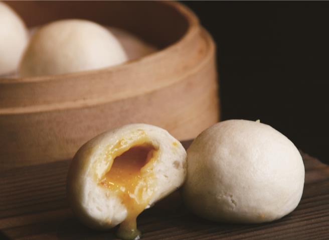 「奶皇玉露包」外皮用老麵发酵制成，富有弹性越嚼越香，爆浆奶皇馅有浓浓的咸蛋香，甜咸交错，爱不释口。（点水楼提供／吴娮翎台北传真）