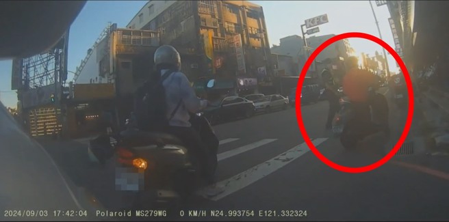 老屁孩安全帽也没扣，行人过马路硬要闯，遭警方拦下。（图／翻摄爆料公社）