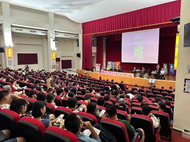 暨大新生訓練活動介紹AI書僮，Line暨大生活圈。(照片/國立暨南國際大學提供)