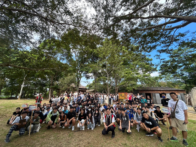暨大學務長蕭霖帶領新生，介紹校內多元環境。(照片/國立暨南國際大學提供)