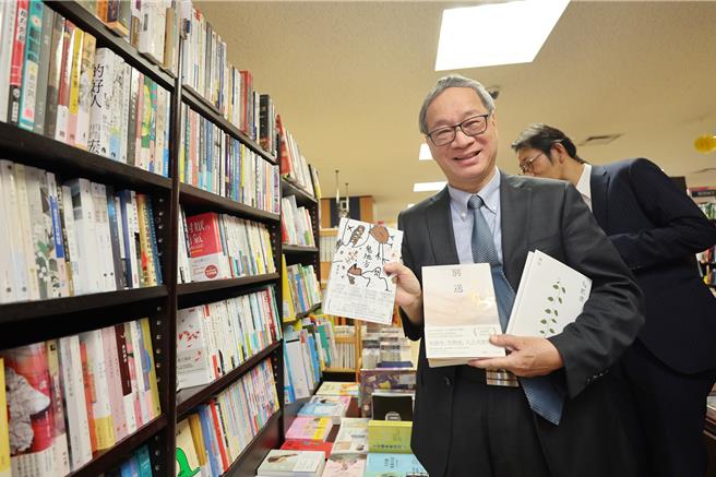 文化部長李遠參觀紀伊國屋書店「台灣專區」細數選書精彩。（文化部提供／李怡芸傳真）