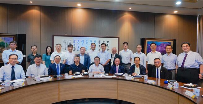 兴大第28届杰出校友遴选委员会5日召开，今年计10人获选，包含行政院院长卓荣泰。（中兴大学提供／冯惠宜台中传真）