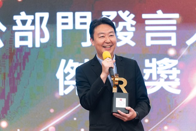 交通部長陳世凱出席2024傑出公關獎頒獎典禮，以行政院發言人時期優秀表現獲頒傑出發言人獎。（照片/公關基金會提供）