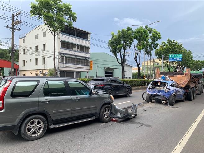 Google街景车车头及车尾毁损。（翻摄照片／高雄洪靖宜传真）