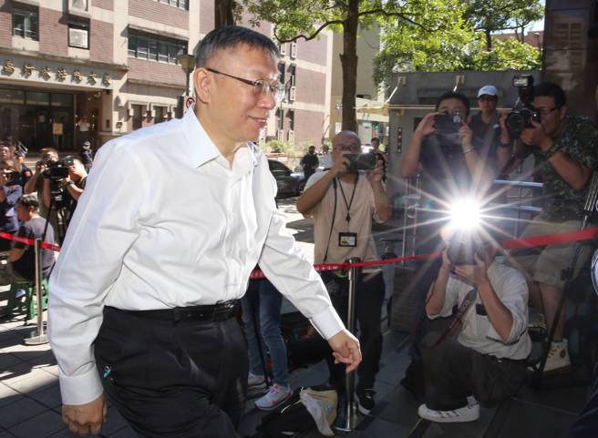 前台北市长柯文哲涉京华城案遭声押，北院裁定无保请回。案经抗告，高院认为柯文哲积极介入，对京华城案是否毫无所悉或未曾怀疑仍有究明必要，发回北院更裁。5日柯文哲至北院开庭。（王英豪摄）