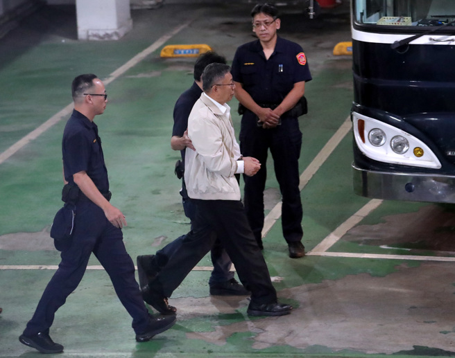 台北地检署侦办京华城案，声押前台北市长柯文哲，台北地方法院裁定无保请回，检察官抗告后，高院发回更裁。台北地方法院5日上午开庭处理程序事项，下午2时正式召开羁押庭，经过2个多小时的讯问，裁定柯文哲羁押禁见。柯文哲（中）约于下午5时50分，被上铐押上囚车，移送台北看守所。（黄世麒摄）