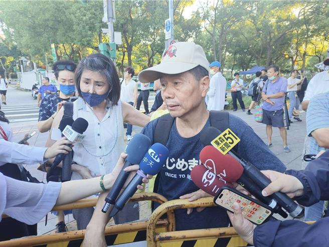 支持者质疑为何上次无保，这次却会羁押。（陈鸿伟摄）