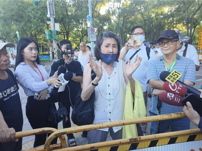 支持者在北检方声援，听到柯被羁押群情激愤。（陈鸿伟摄）